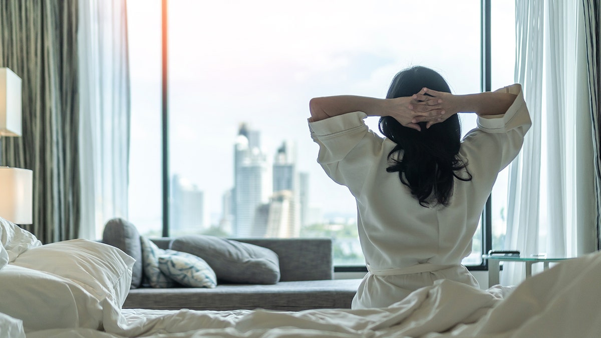 Woman awakening —Se