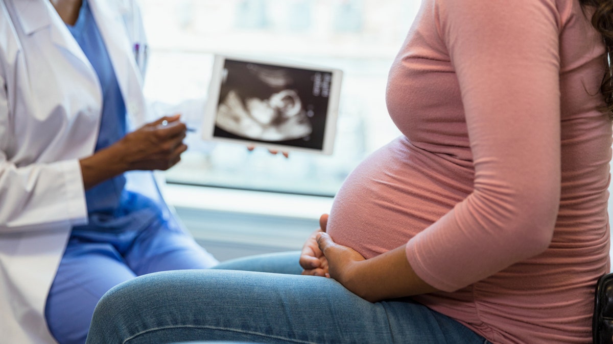 Pregnant woman to the doctor